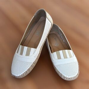 GND White and Tan Loafers Flats Size 7